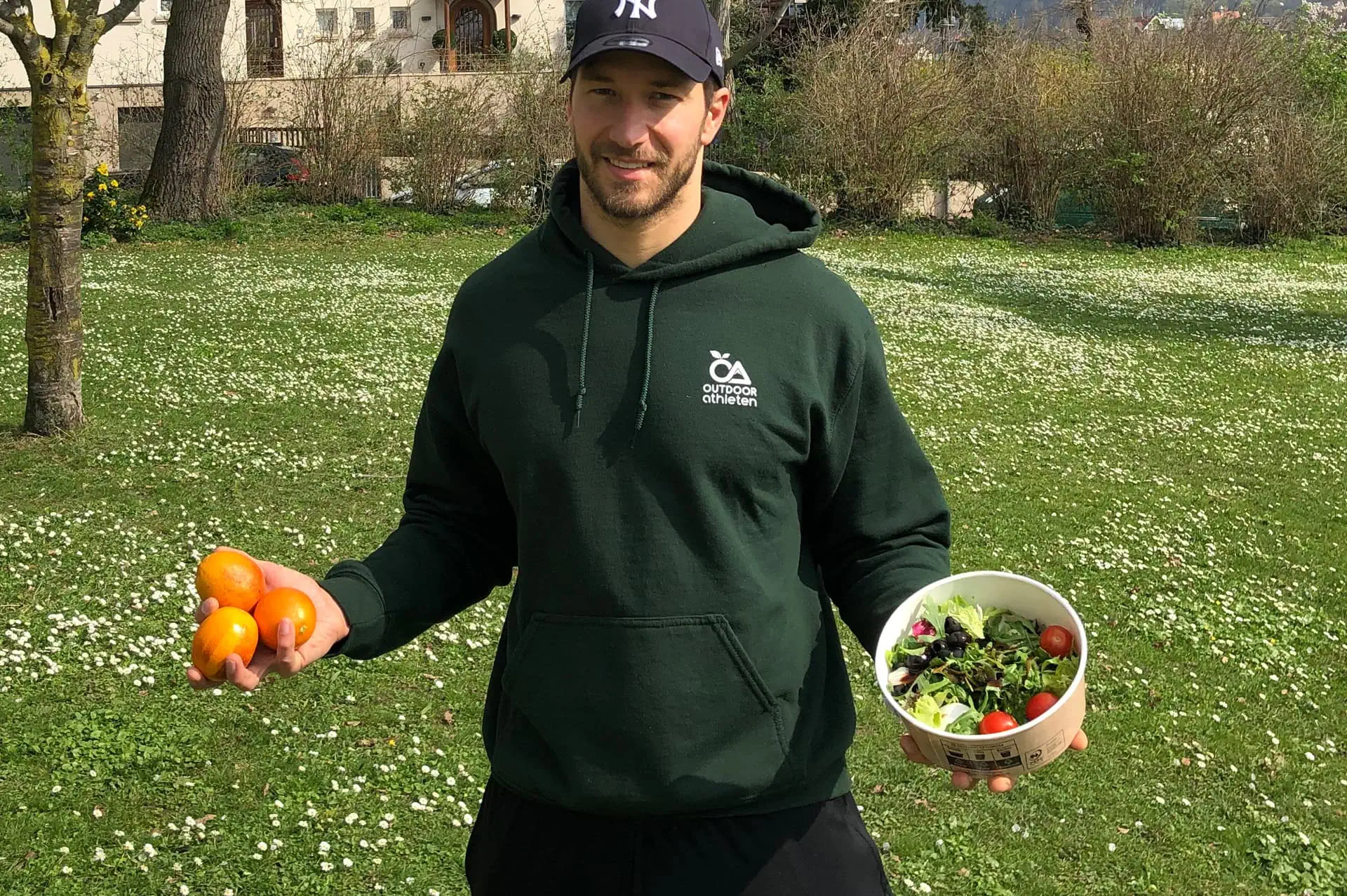 Tobi mit Obst und Salat im Park