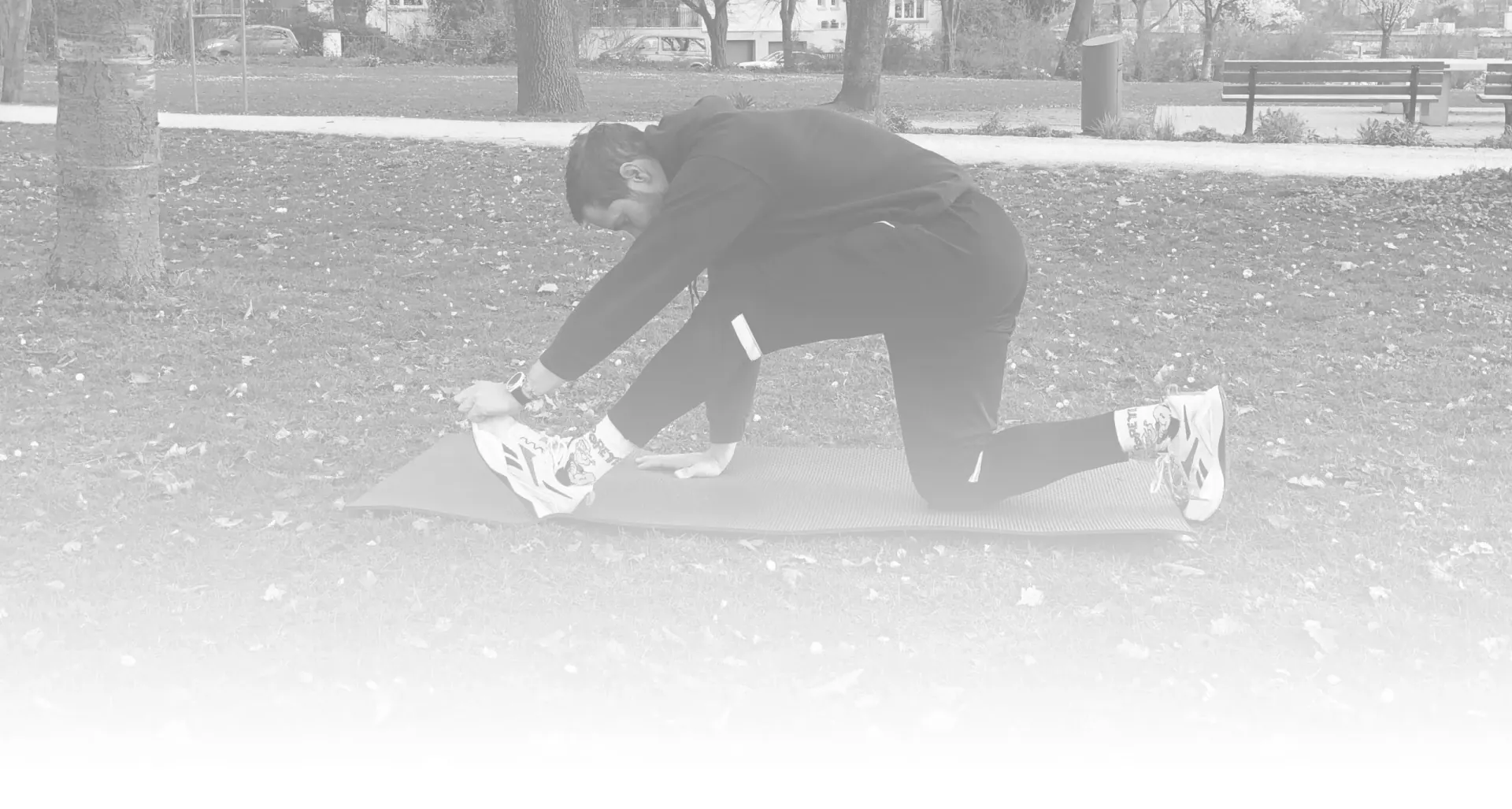 Mobility-Übung auf der Matte im Park