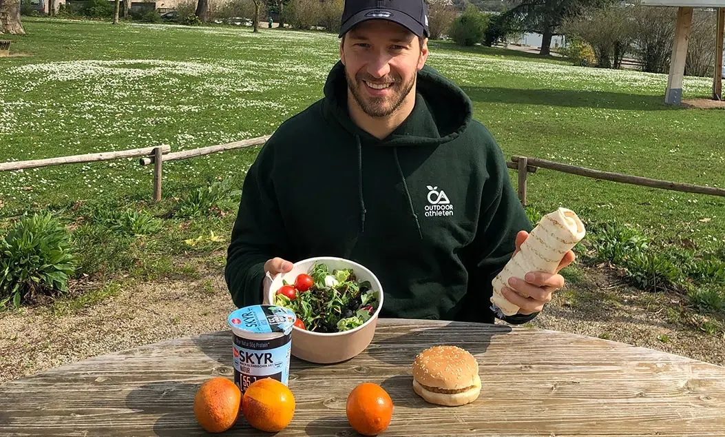 Tobi mit gesunden Lebensmitteln